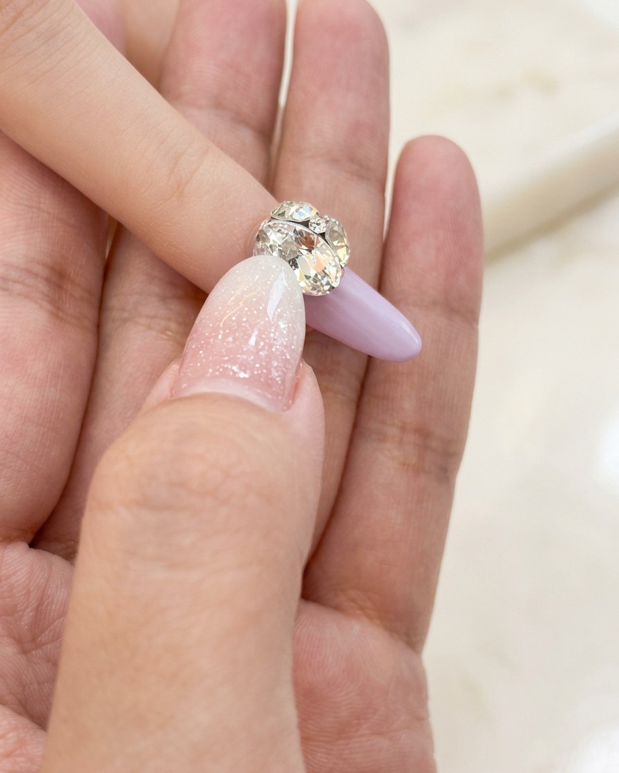 Un pinceau nail art appliquant une fine couche de base gel transparente.