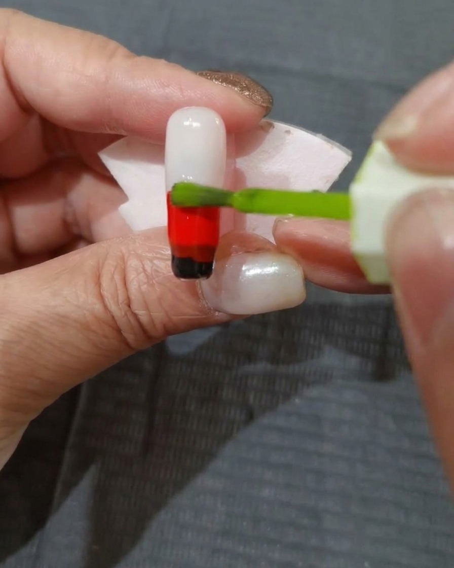 Une couche de vernis gel jaune-vert appliquée sur la partie supérieure de longle.