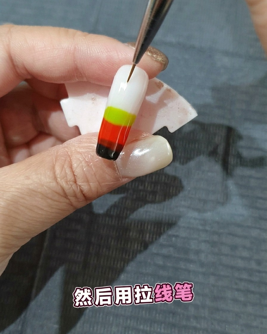 Un pinceau fin pour nail art traversant plusieurs couches de gel humide pour créer un motif de flamme.