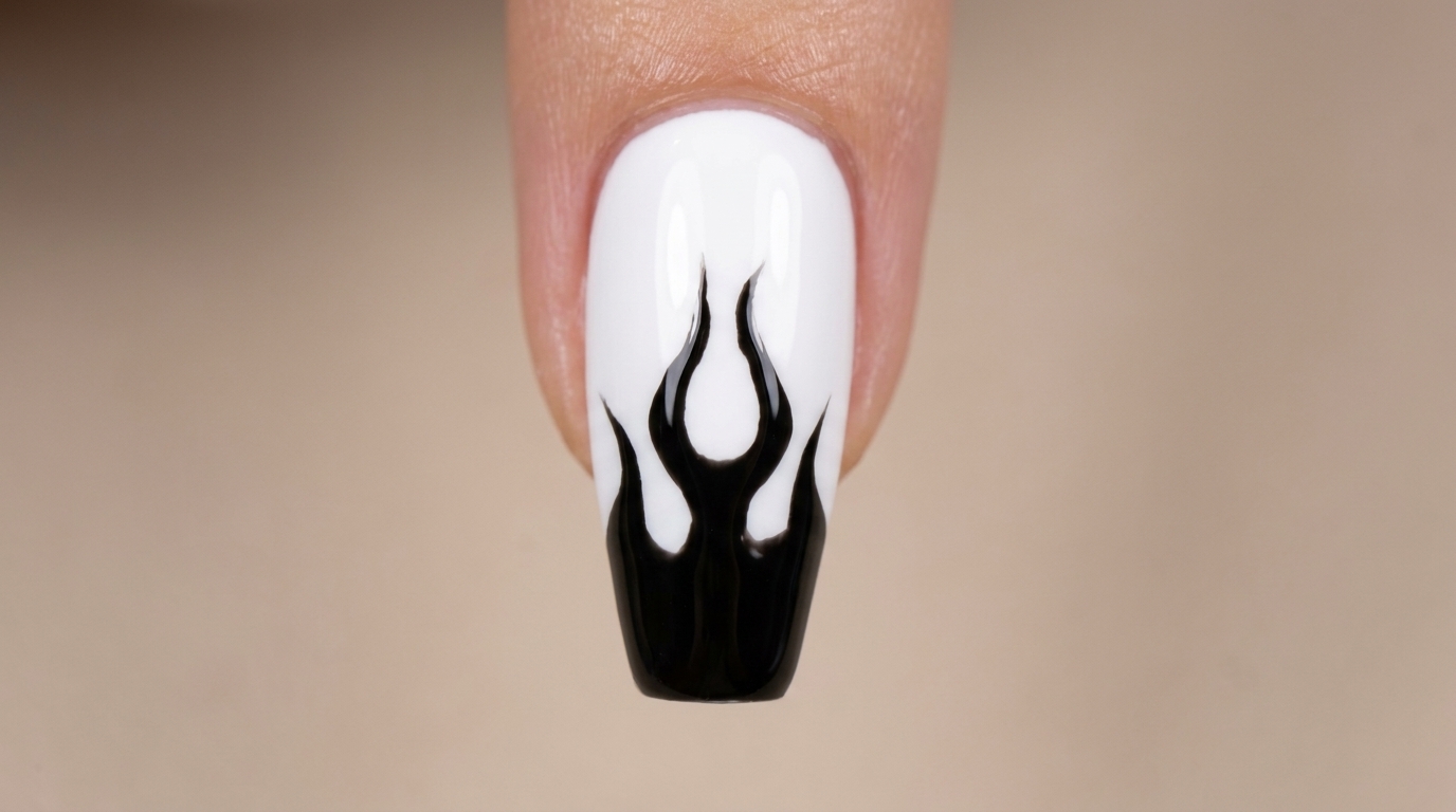 Nail art flammes noires réalisé à la main sur une base blanche avec une finition ultra-brillante.