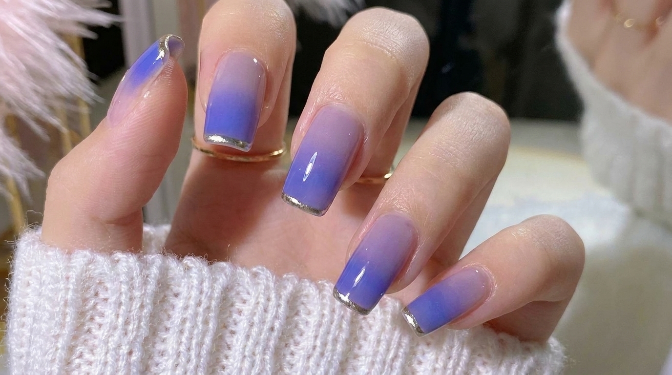 Ongles dégradés bleu et violet avec French manucure métallique — Tutoriel étape par étape