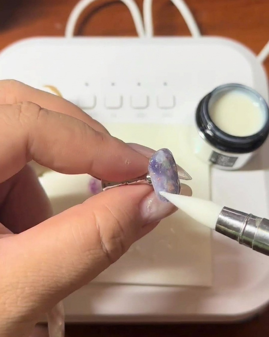 Une couche de gel de construction épais et transparent appliquée sur la surface de longle avec un pinceau.