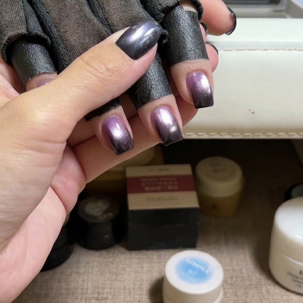 Application de gel cat eye bleu sur un ongle.