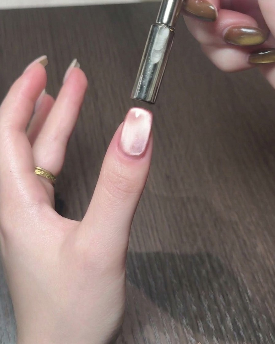 Un outil magnétique utilisé pour manipuler les reflets cat eye en une bande lumineuse sur longle.