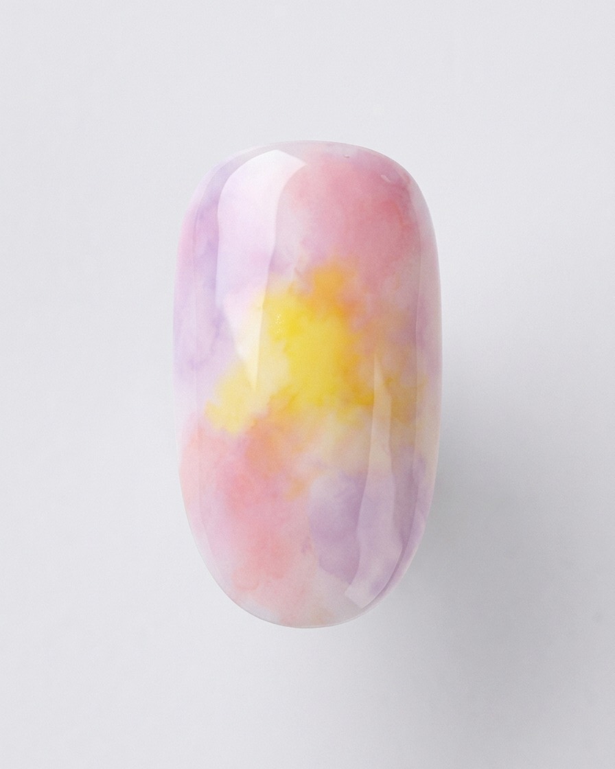 Une vue détaillée montrant des paillettes holographiques argentées légèrement appliquées sur le bout dun ongle dégradé coucher de soleil.