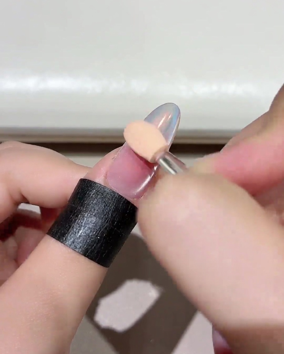 Gros plan dun ongle placé dans une lampe UV/LED.