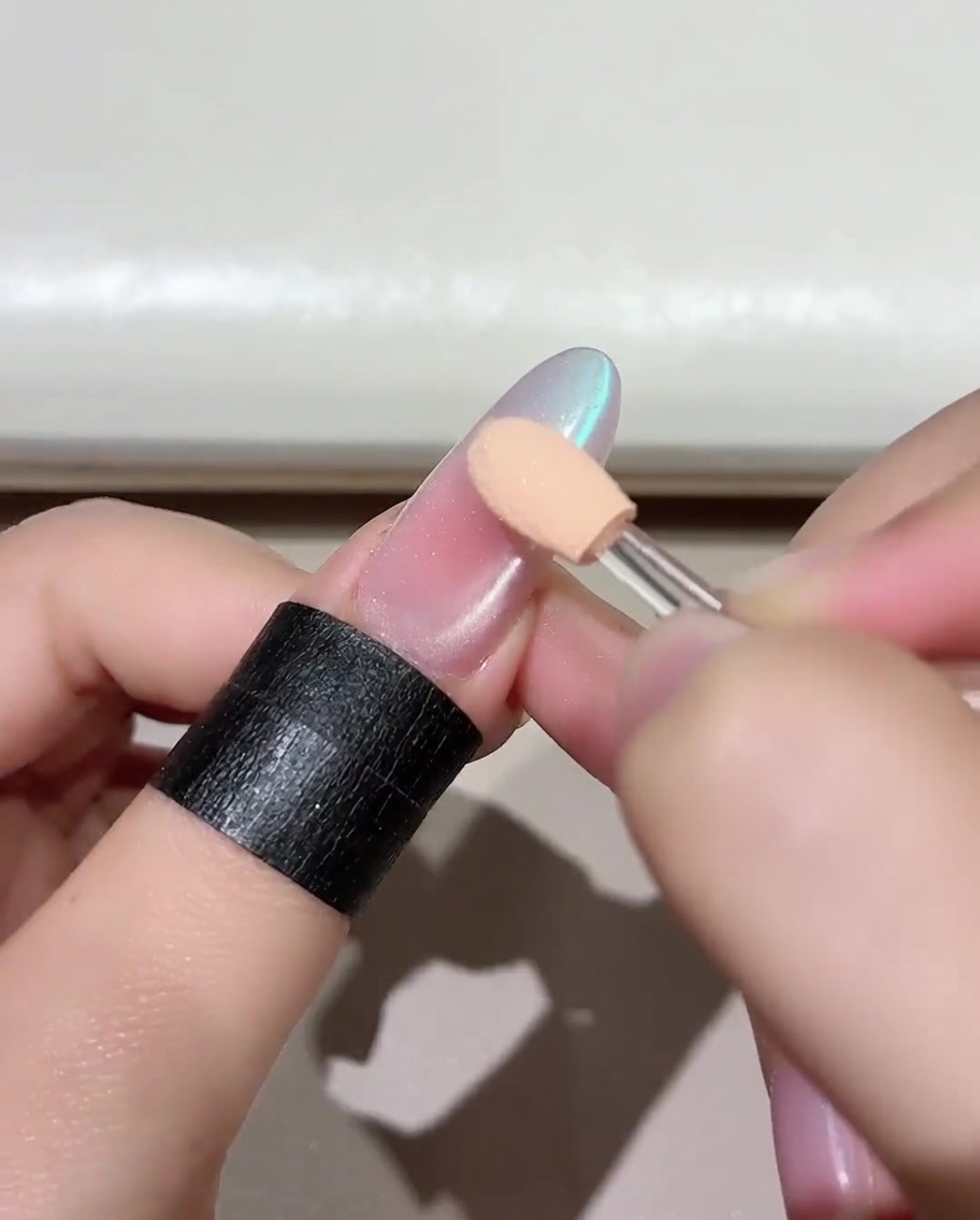 Un pinceau appliquant du gel Jade D05 sur un ongle.