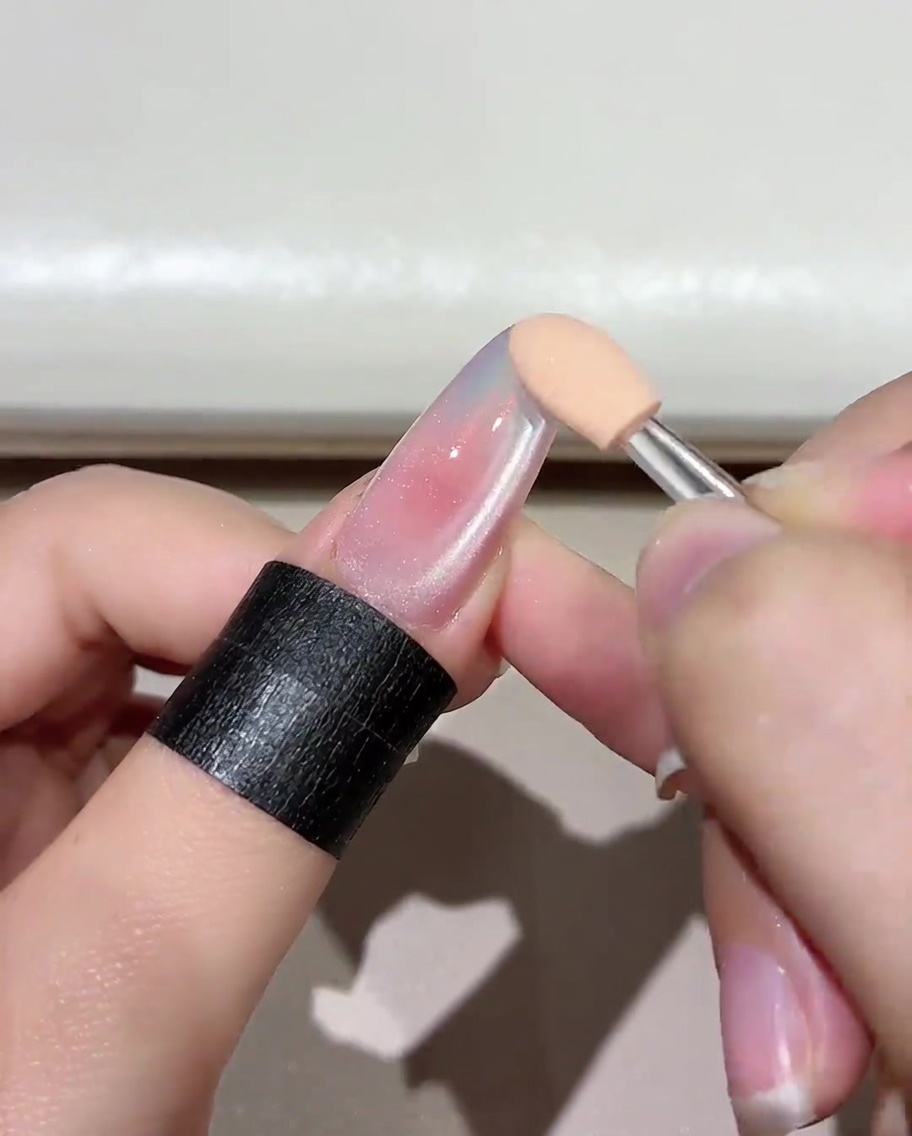 Un ongle avec du gel Jade D05 en cours de catalyse dans une lampe.