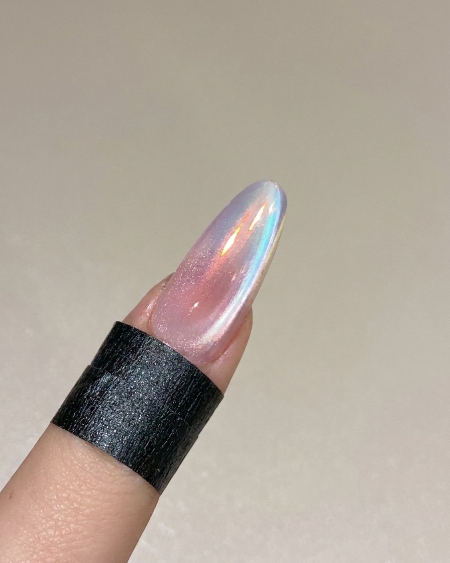 Un ongle cat eye fini en train de catalyser.