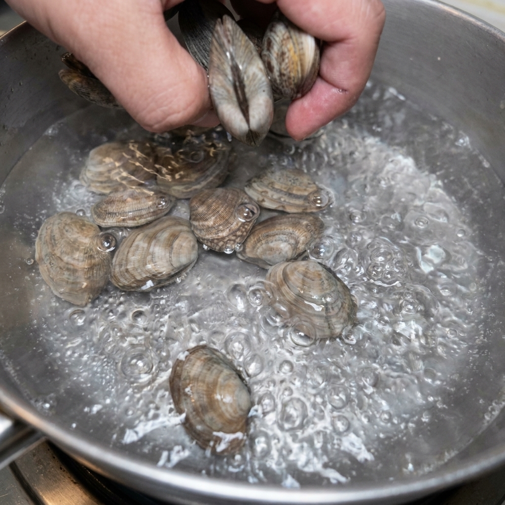 Un applicateur éponge appliquant de la poudre irisée sur un ongle.