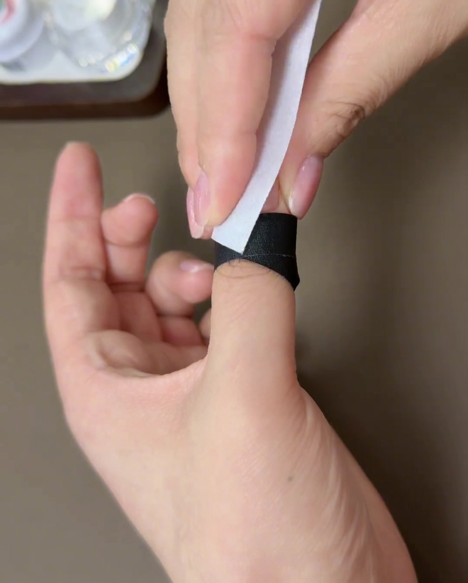 Une lingette non pelucheuse utilisée pour nettoyer la surface dun ongle en gel catalysé.
