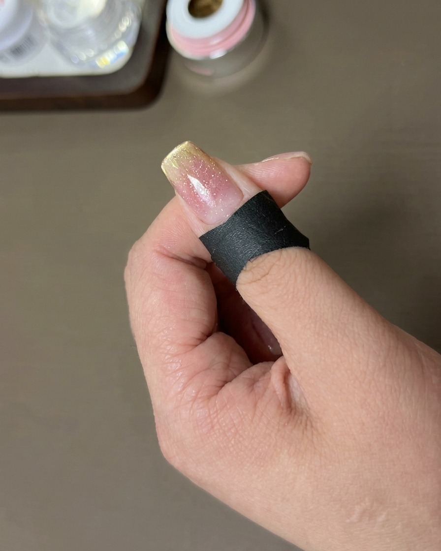 Un aimant rectangulaire positionné au bout de longle pour créer une ligne French magnétique nette.