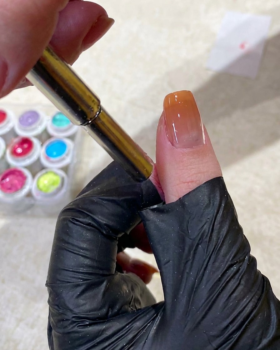 Un aimant utilisé pour manipuler le gel cat-eye en une petite forme de perle circulaire près de la cuticule.