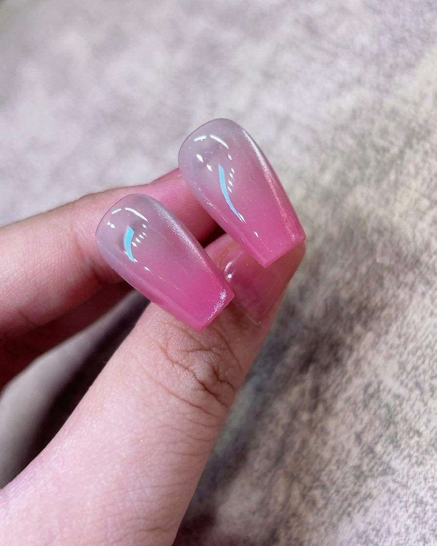Un aimant maintenu près dun ongle pour déplacer les particules scintillantes en une ligne cat-eye concentrée.