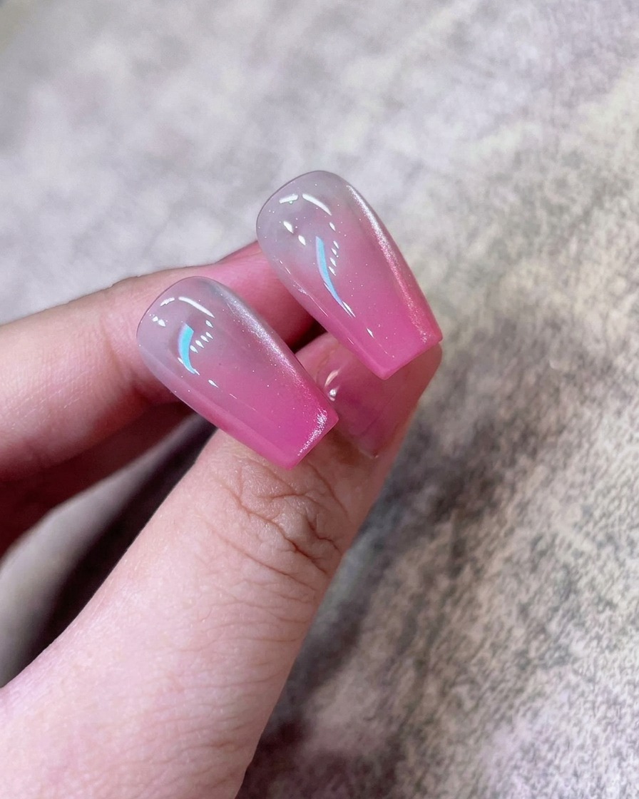 Une éponge réappliquant du pigment rose concentré sur lextrémité du bout de longle.