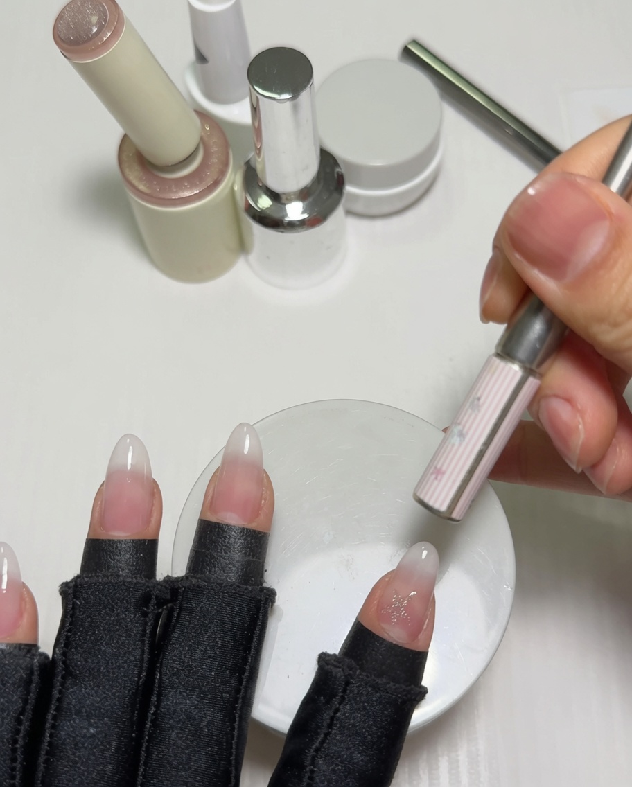 Un aimant cylindrique survolant un design détoile rose non catalysé pour activer le reflet magnétique.
