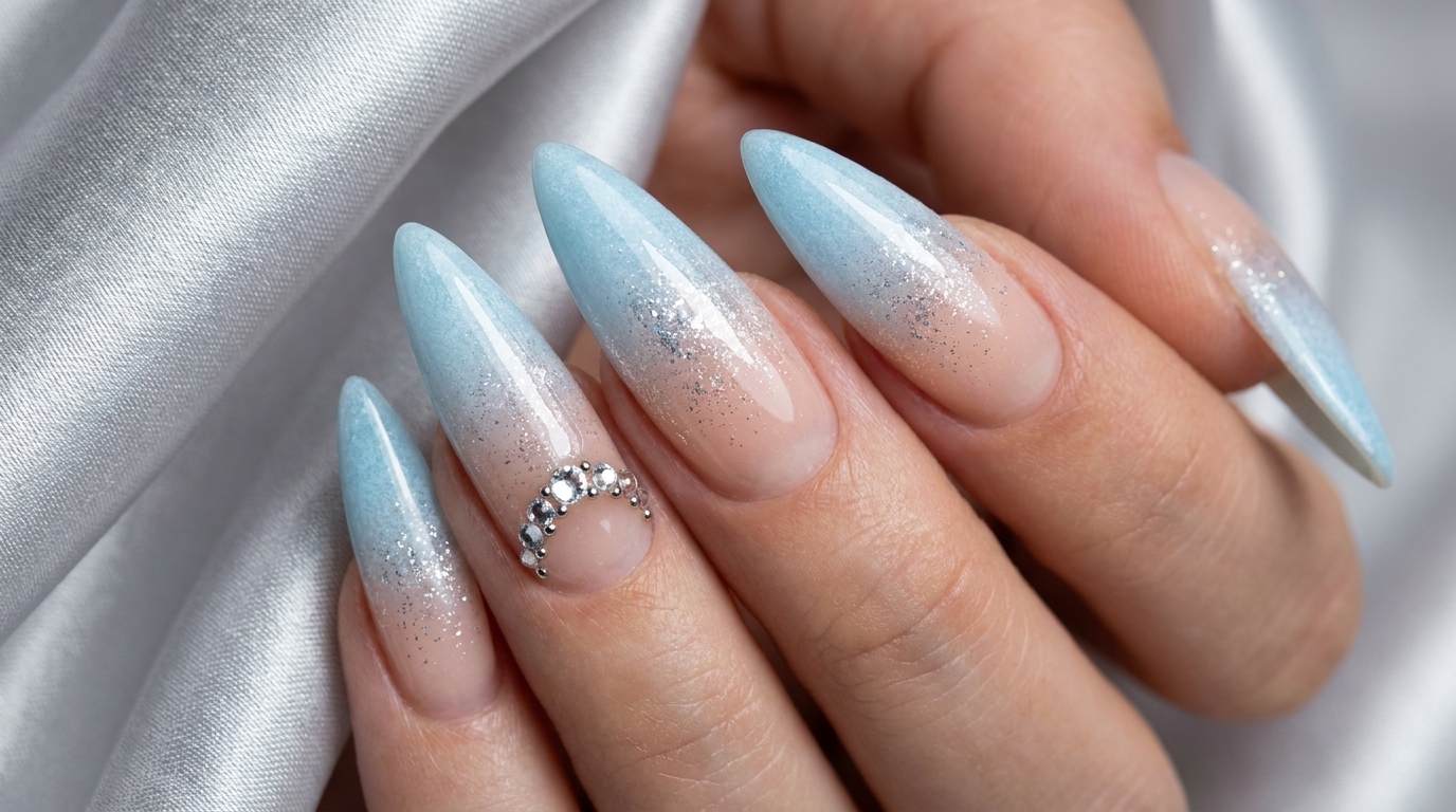 Ongles Stiletto Ombré Givrés — Tutoriel Élégant Strass et Paillettes