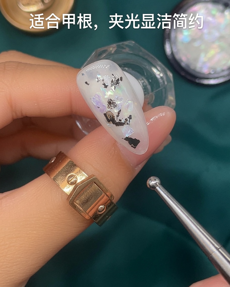 Un pinceau appliquant du gel blanc translucide sur un ongle.