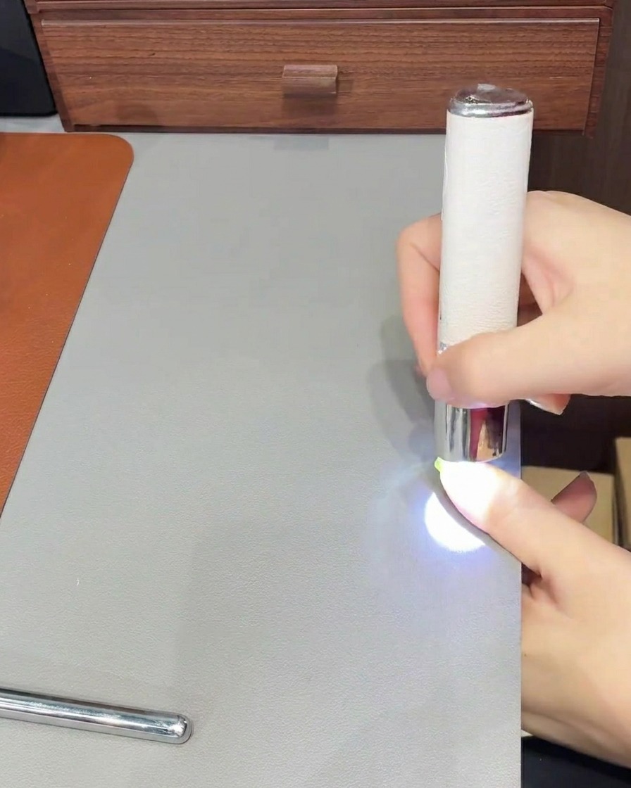 Une main tenant une lingette non pelucheuse, nettoyant la surface dun ongle venant dêtre catalysé.