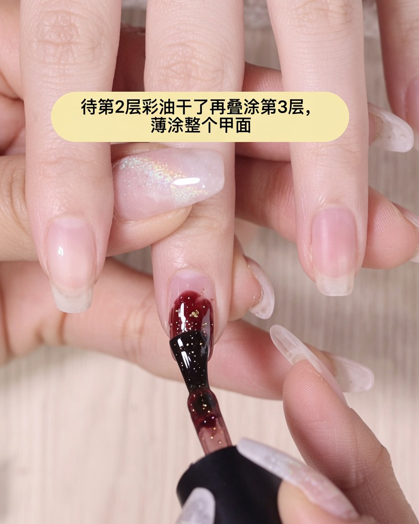 Gros plan dun pinceau appliquant une couche de gel rouge transparent sur toute la surface de longle.