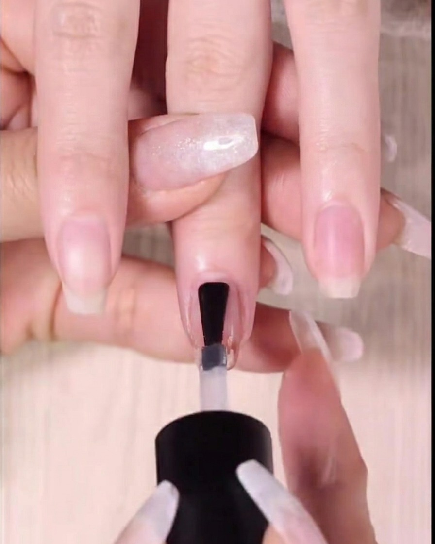 Gros plan dune couche de finition transparente et brillante appliquée sur le design dongles dégradé rouge terminé.