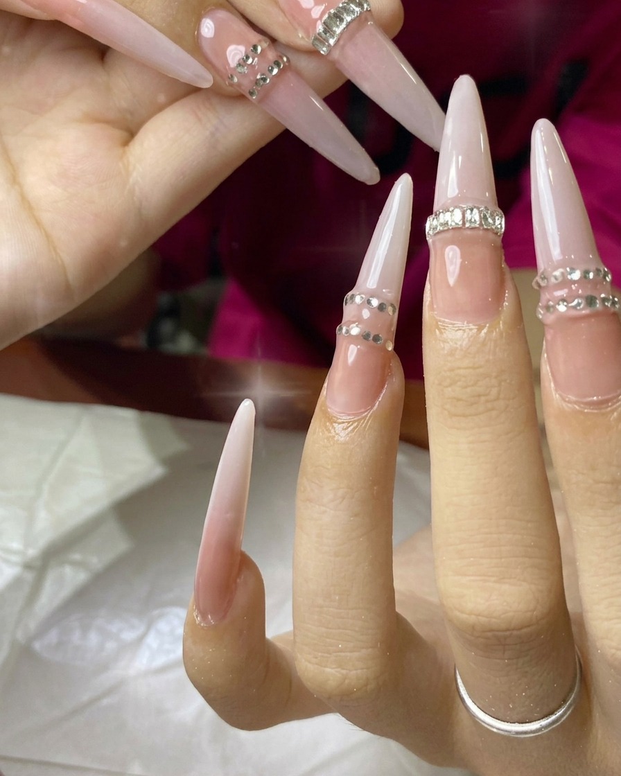 Un pinceau propre estompant la transition de couleur sur un ongle pour un effet dégradé fluide.