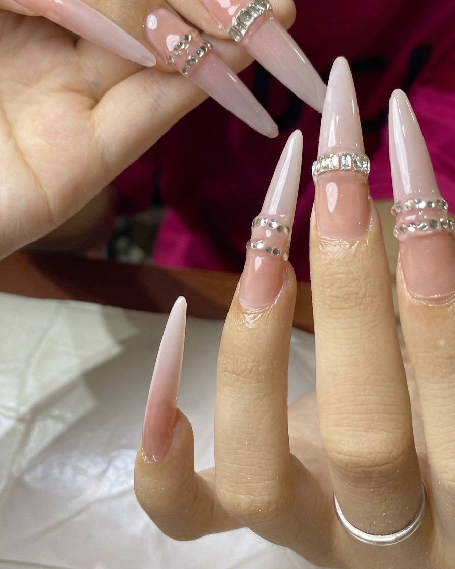 Un pinceau fondant un gel blanc laiteux sur une base nude pour accentuer leffet dégradé sur une extension.