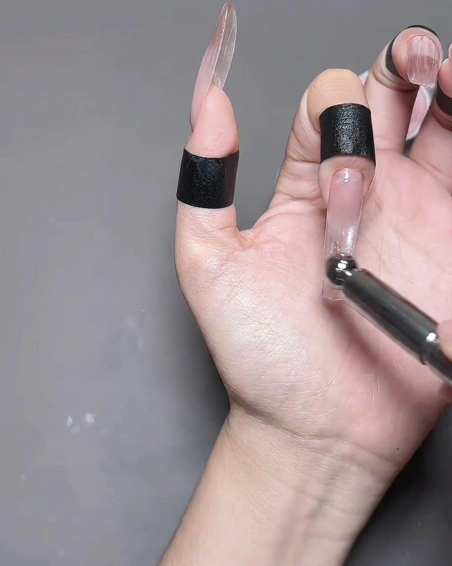 Une main avec des ongles en gel œil de chat placée à lintérieur dune lampe à ongles professionnelle pour la catalysation.