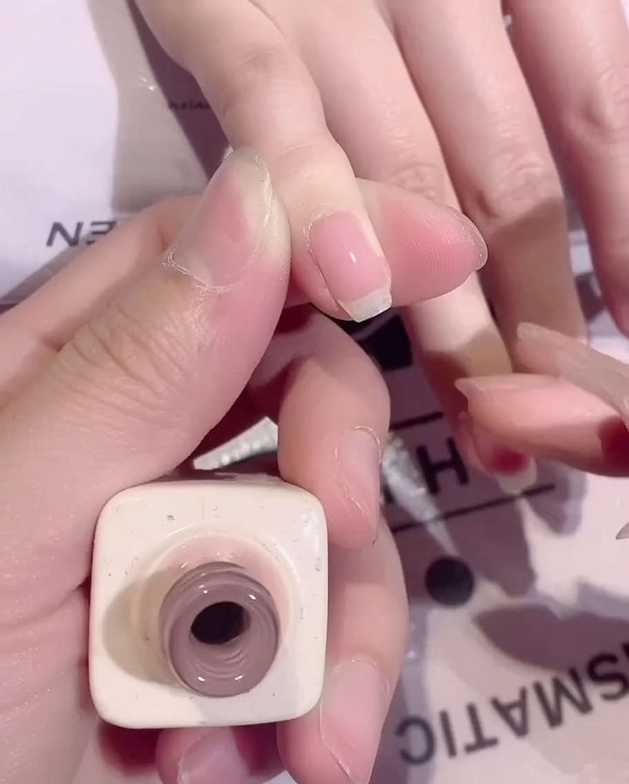 Vue rapprochée dune lime à ongles polissant doucement la surface dun ongle naturel.