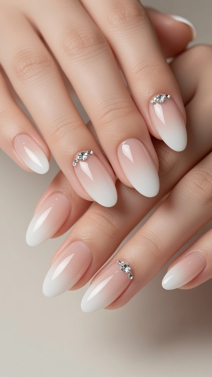 Ongles dégradés French Ombré blanc avec strass — Tutoriel facile style salon