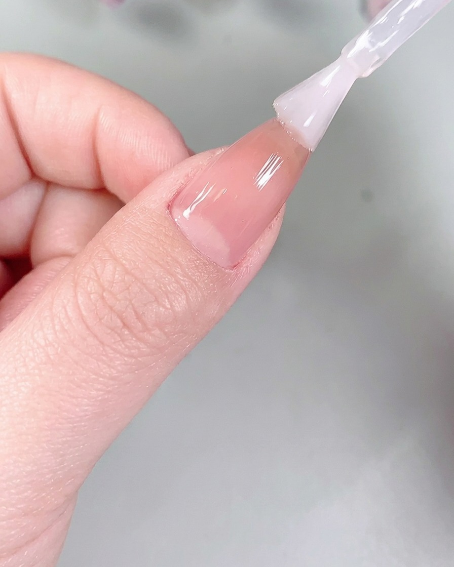 Des ongles placés à lintérieur dune lampe à ongles professionnelle UV/LED pour la catalysation.