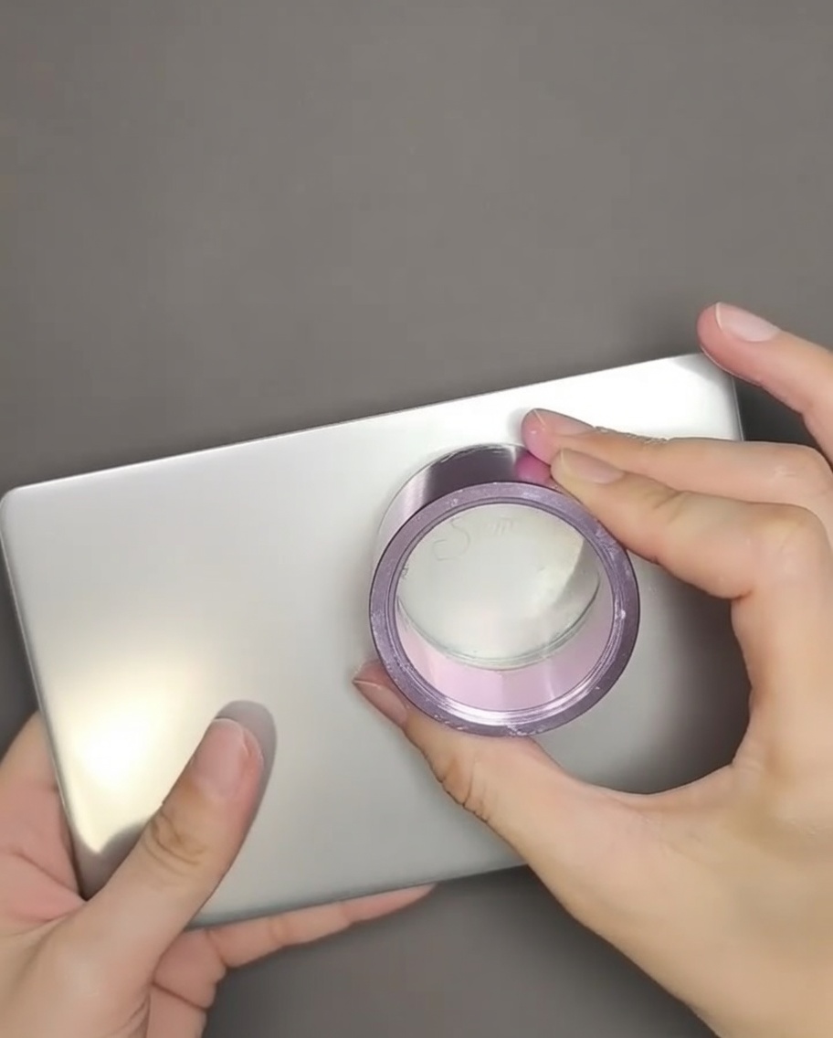 Un tampon en silicone transparent pressé sur un motif de texte anglais sur une plaque.