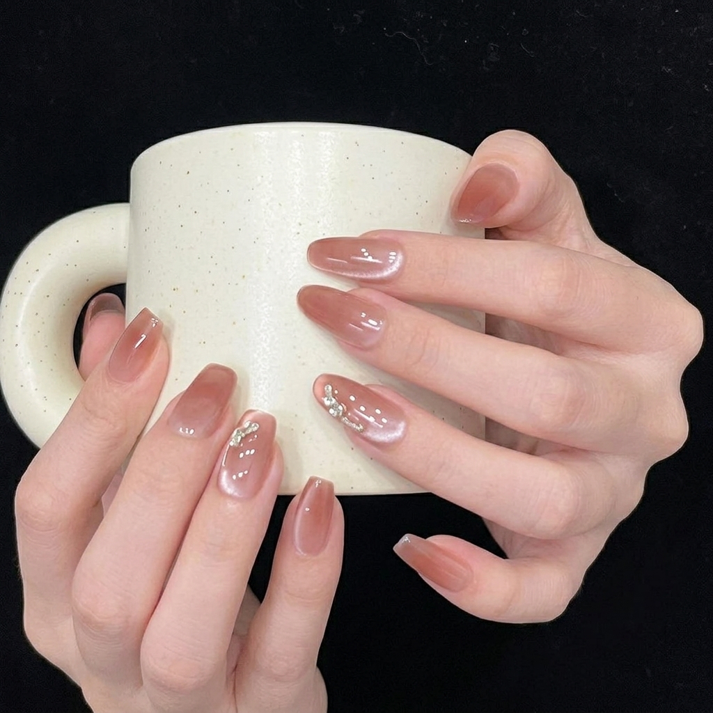 Gros plan de profil dun ongle press-on montrant une transition lisse et sans faille au niveau de la cuticule.
