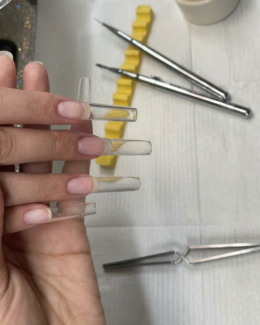 Quatre extensions carrées extra-longues en gel, prêtes pour le limage.