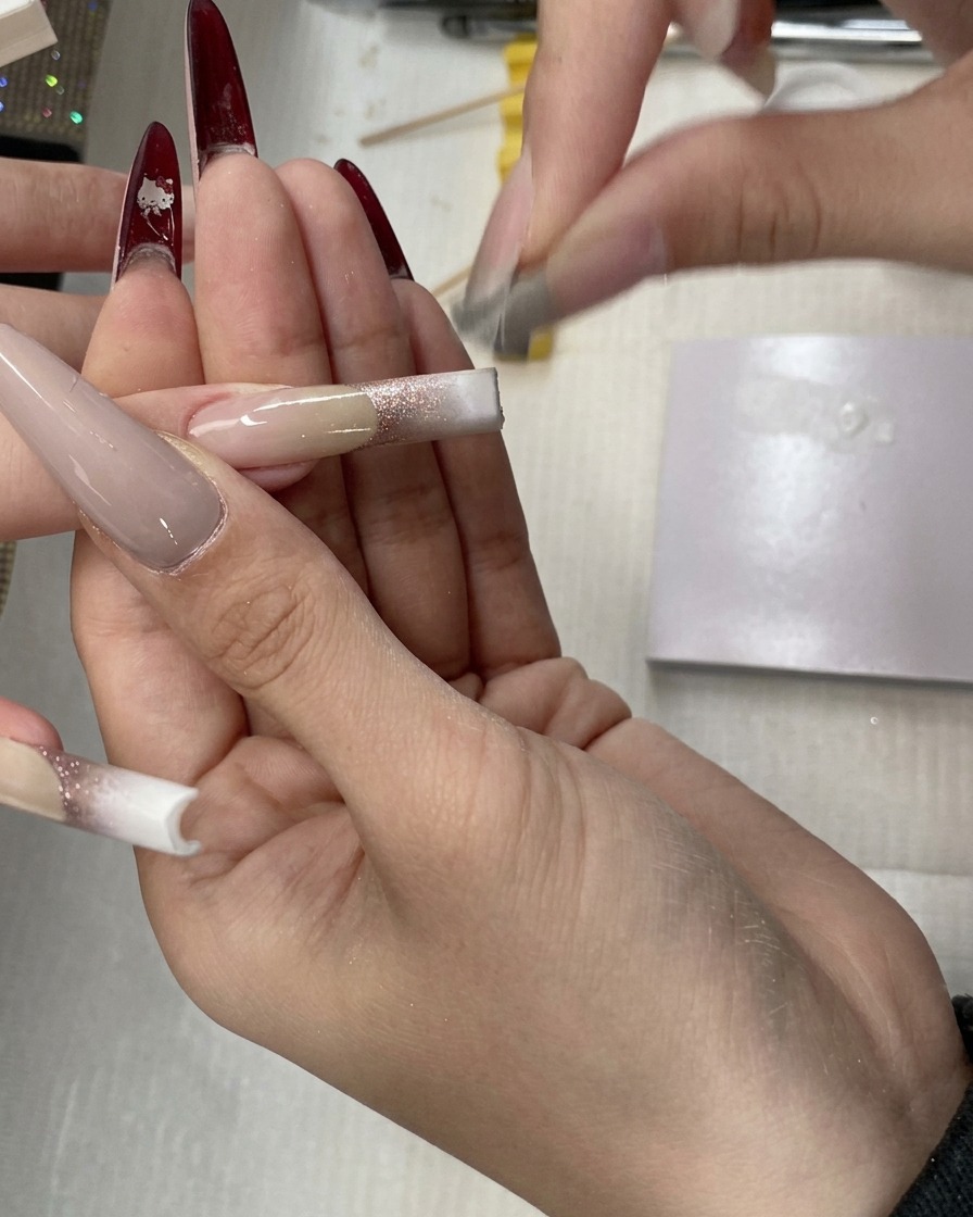 Un applicateur mousse estompant le gel blanc vers le centre.