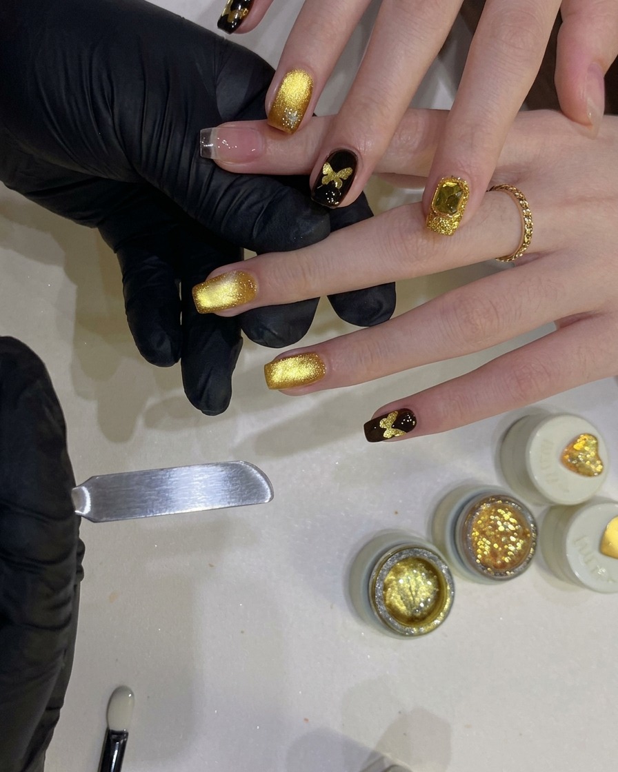 Un pochoir papillon ajouré étant centré et pressé sur la surface dun ongle.