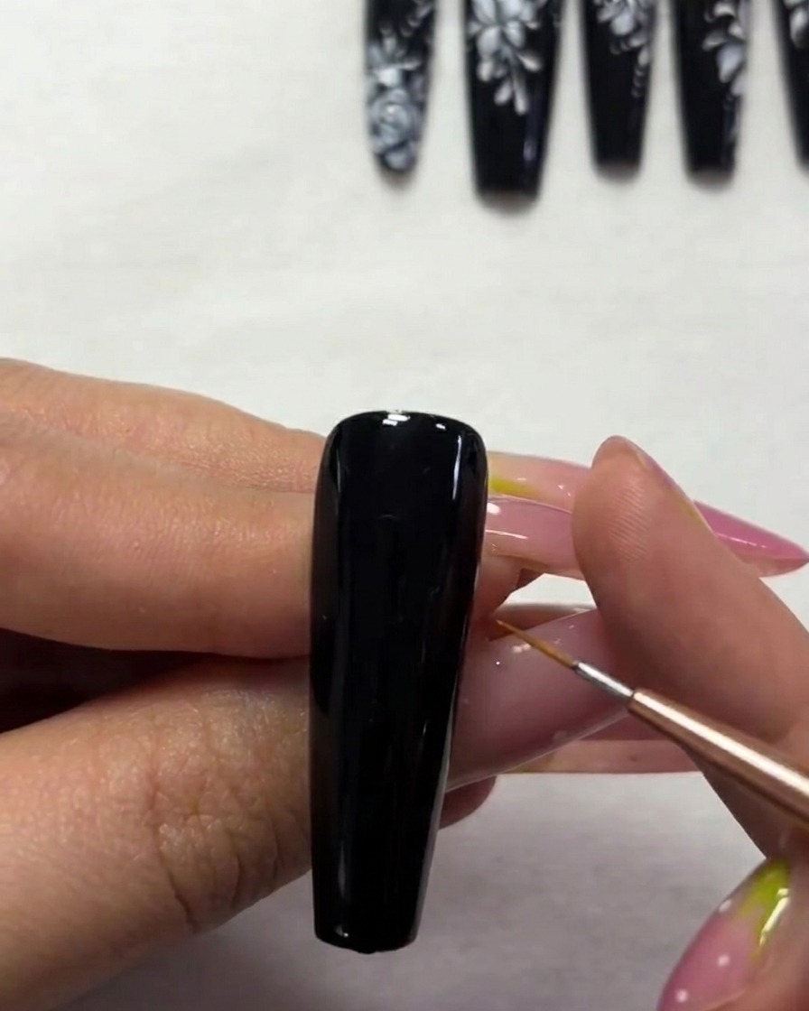 Macro centrée sur laffinement des ailes du plus petit papillon avec des traits de peinture blanche précis.