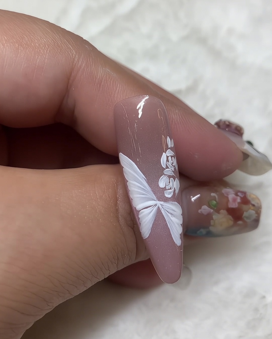 Gros plan dune rose blanche avec ajout de petites feuilles détaillées sur le côté.