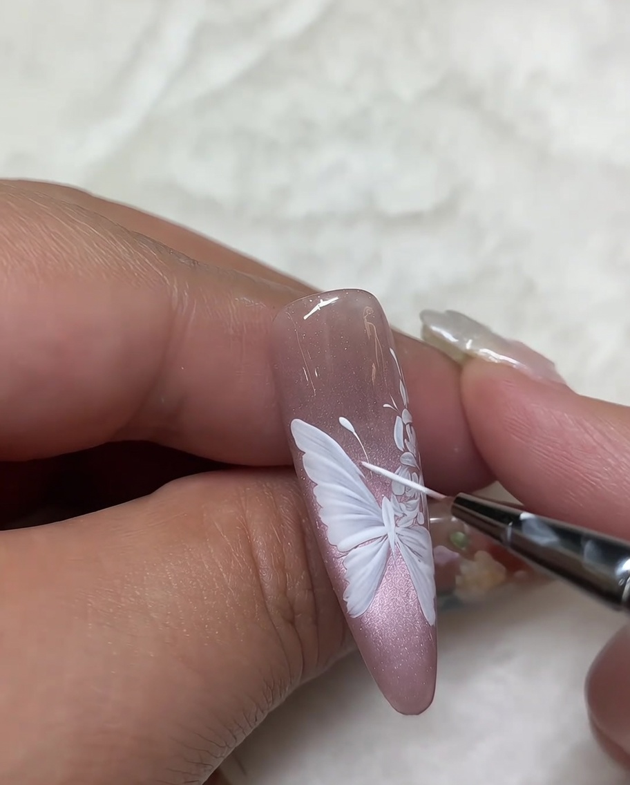 Gros plan de la rose avec des retouches finales apportées aux pétales.