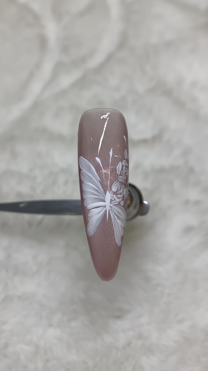 Tutoriel Nail Art : Papillon et Rose peints à la main