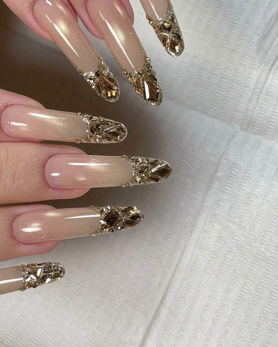 Un pinceau plat appliquant un gel de base transparent sur longle naturel et la capsule.