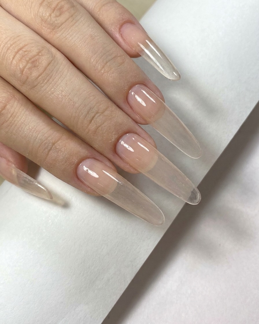 Une deuxième couche de gel de teinte nude est appliquée sur longle pour intensifier la couleur.