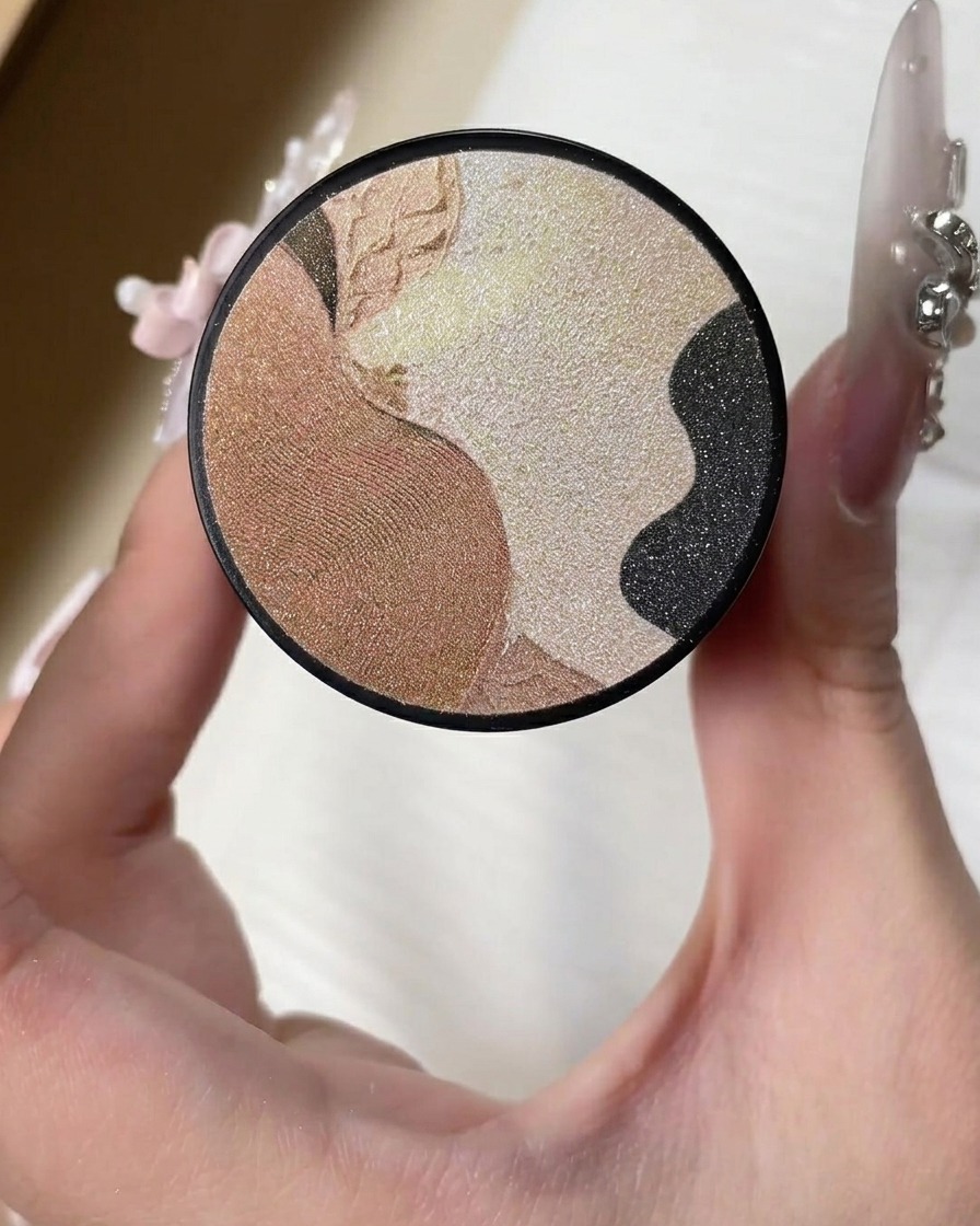 Une main tenant un bloc polissoir blanc lissant la surface des ongles recouverts de gel polymérisé.