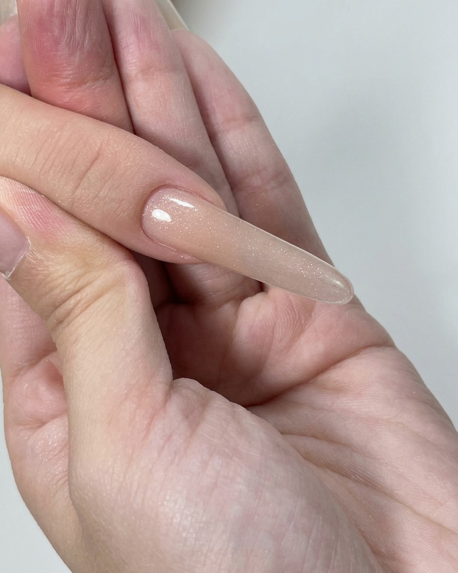 Gros plan dun polissoir utilisé pour affiner la surface des ongles en gel afin dobtenir un aspect lisse et uniforme.