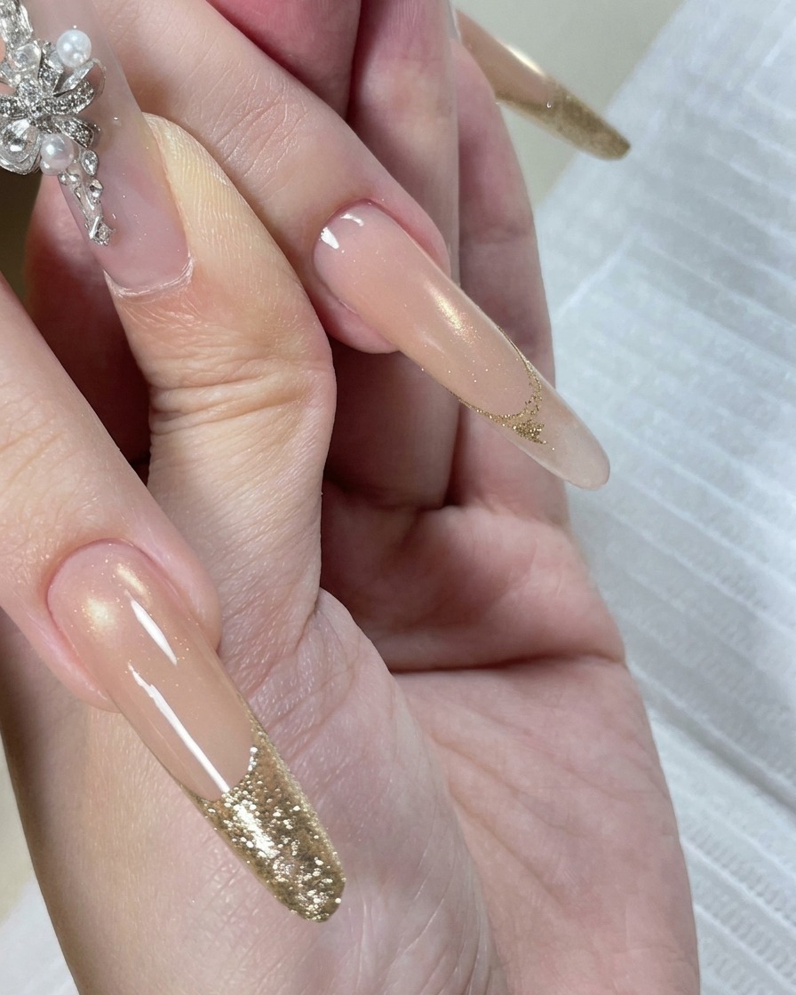Une main sous une lampe à ongles LED avec la lumière éclairant les pointes pendant la catalysation.