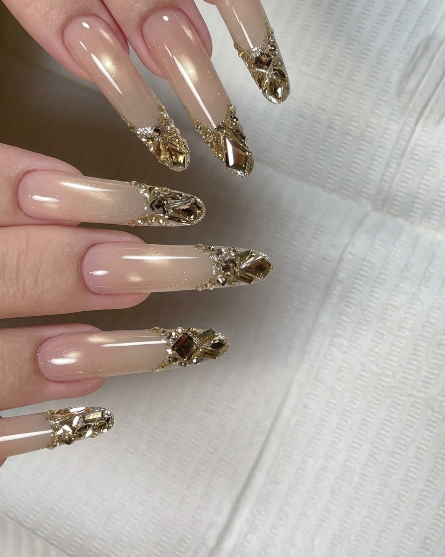 Un pinceau appliquant un top coat transparent et brillant sur un ongle décoré de cristaux et dune pointe pailletée.