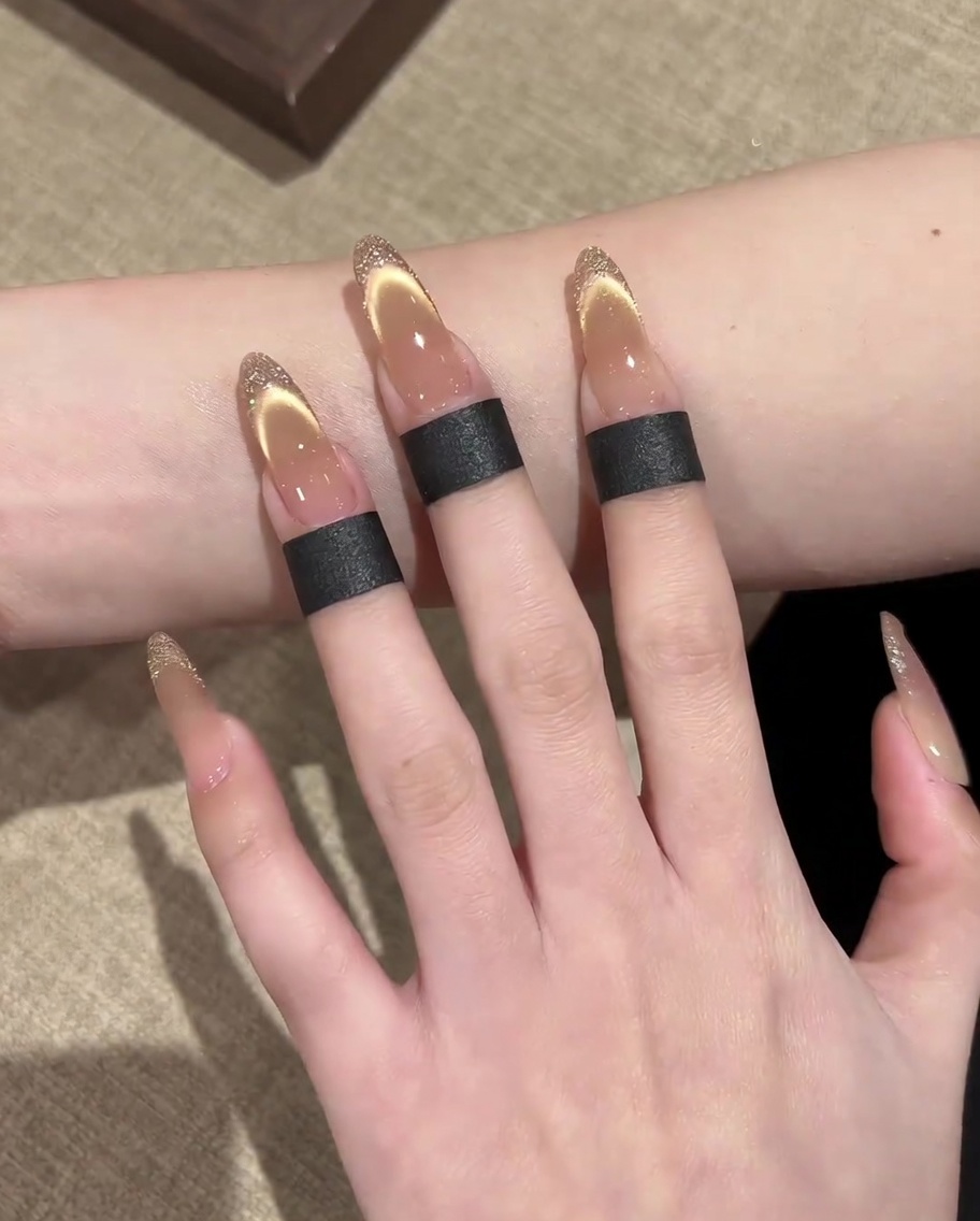 Gros plan sur un pinceau lissant une seconde couche de gel de base nude sur longle.