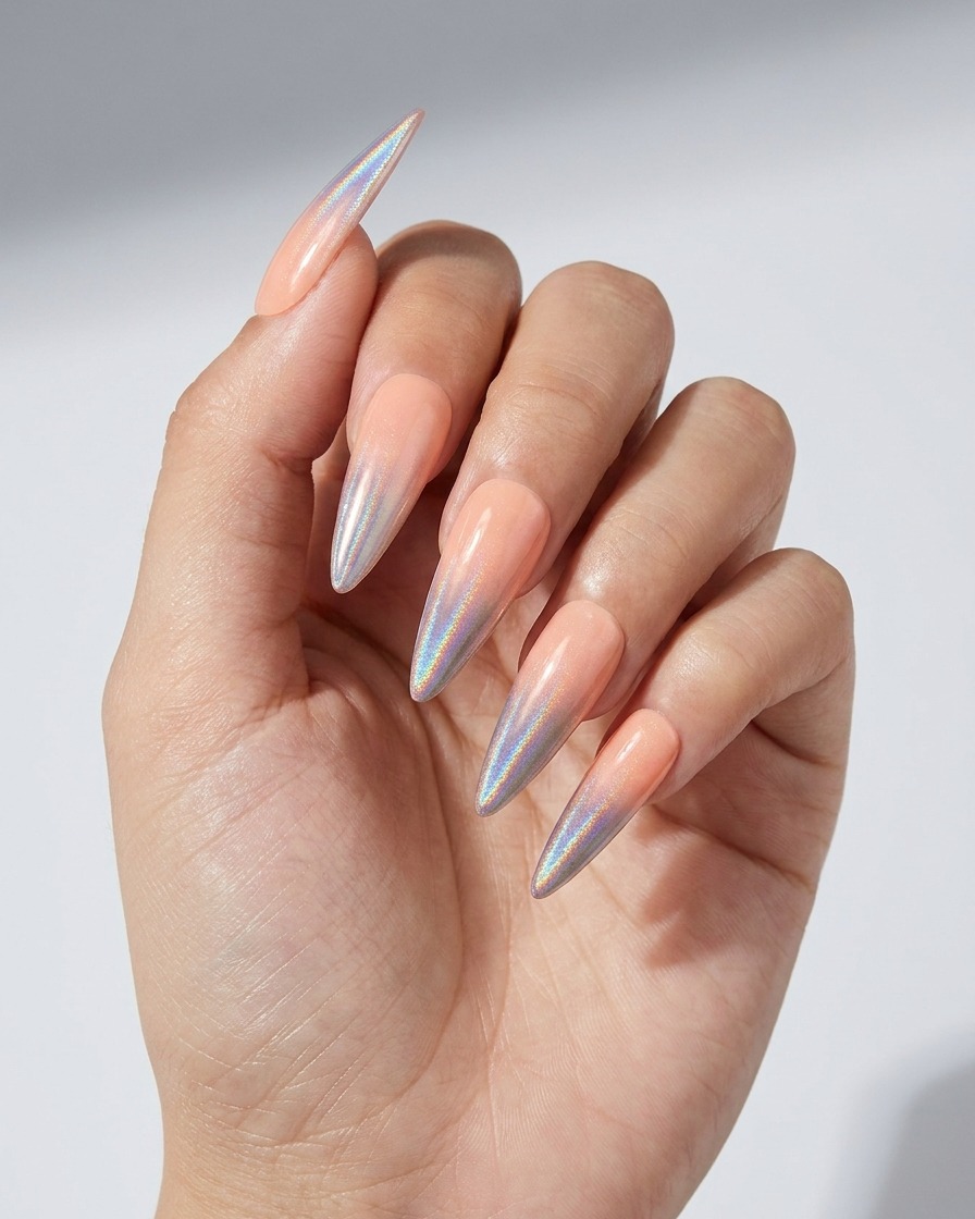 Gros plan dun pinceau appliquant une couche de gel de base sur un ongle avec un dégradé ombré chrome holographique.