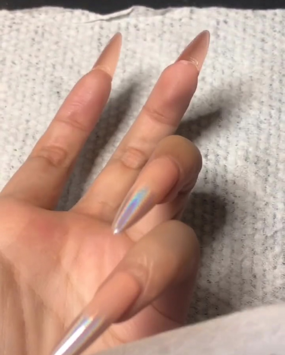 Une main utilisant un petit polissoir pour limer le bord avant dun index.