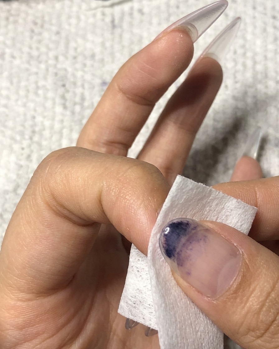 Une lingette non pelucheuse utilisée pour nettoyer la surface dun annulaire manucuré.